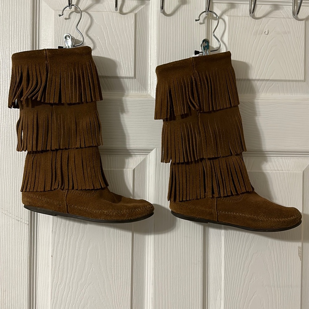 Minnetonka moccasin three tiered fringe boots size 6